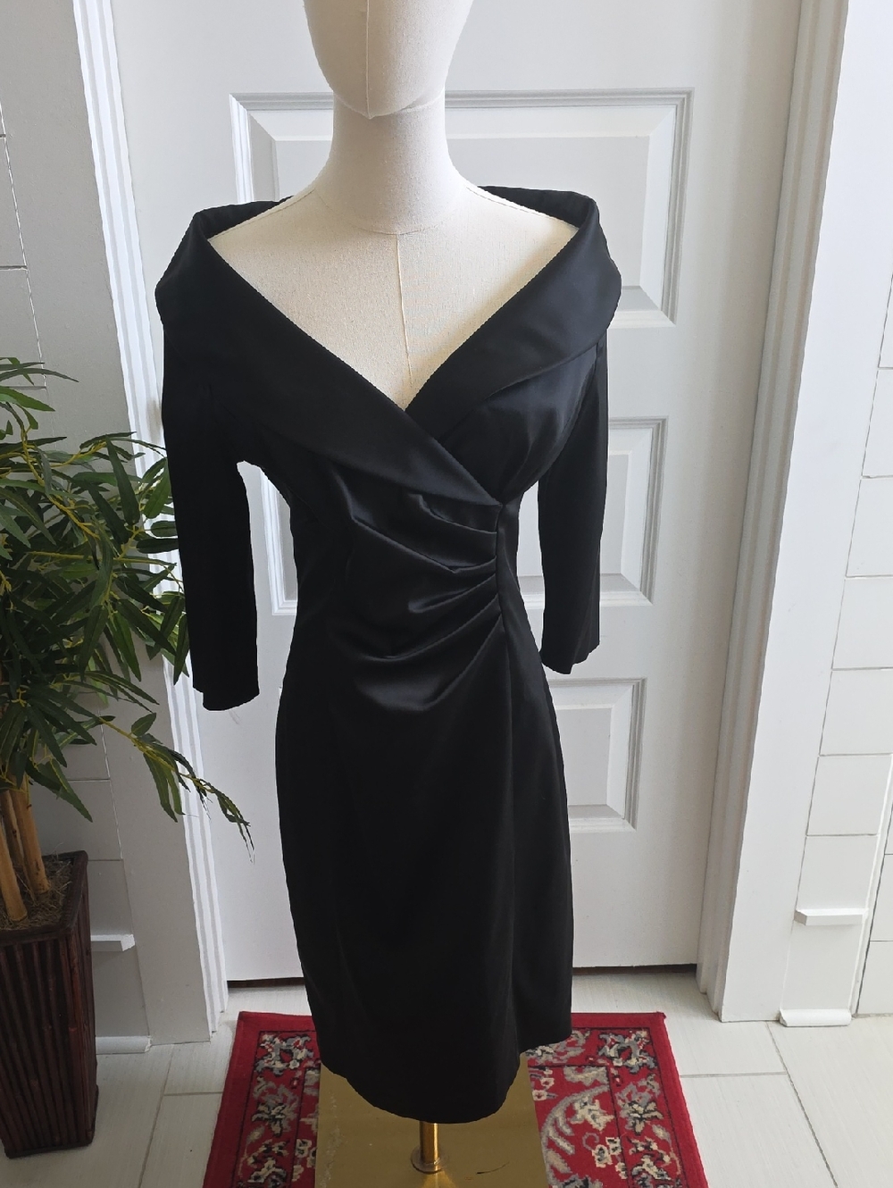 Kay Unger Black Satin Ruched Sheath Dress with Wide Collar Size 8